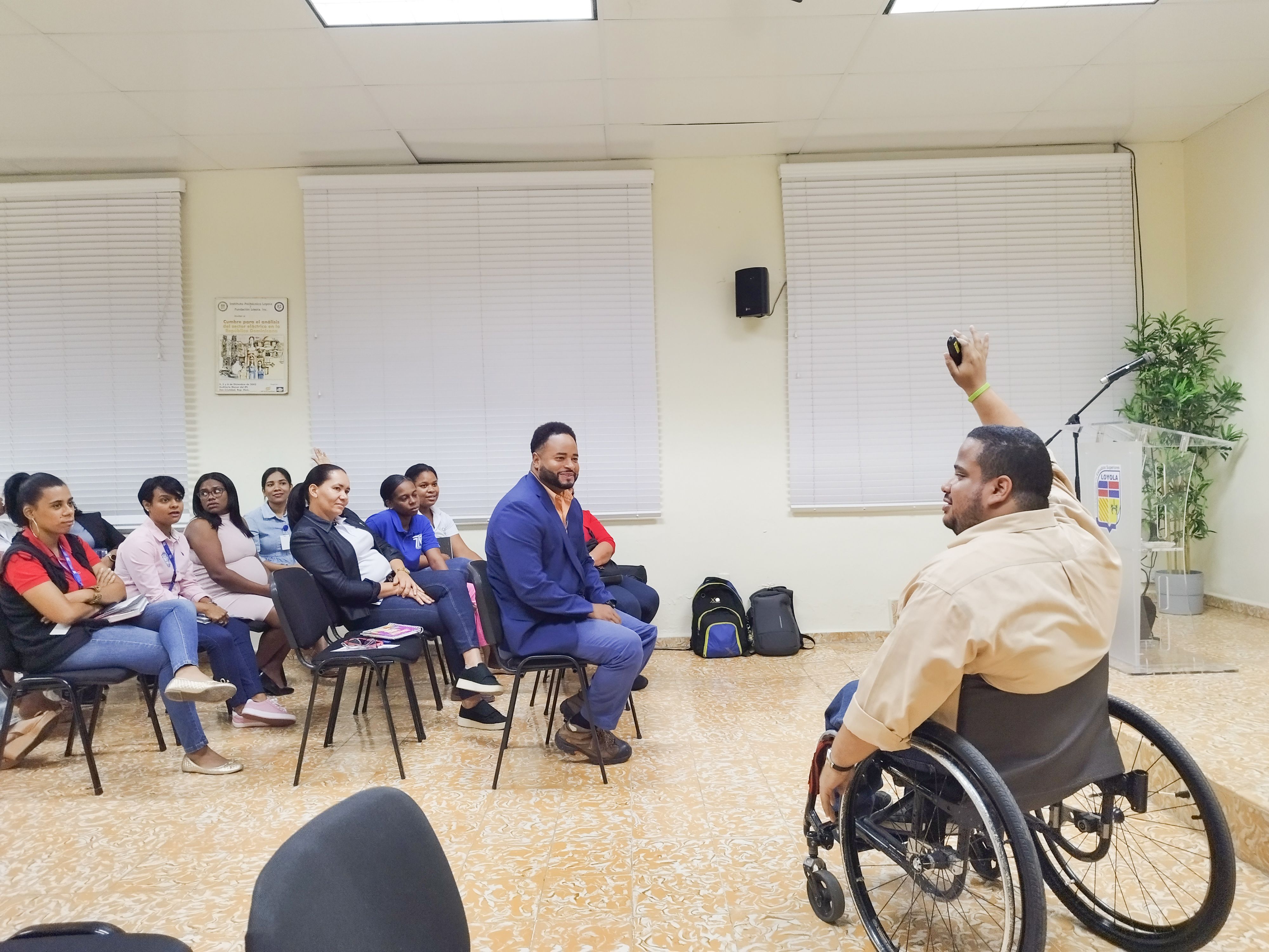 Imparten taller sobre el trato a personas con discapacidad