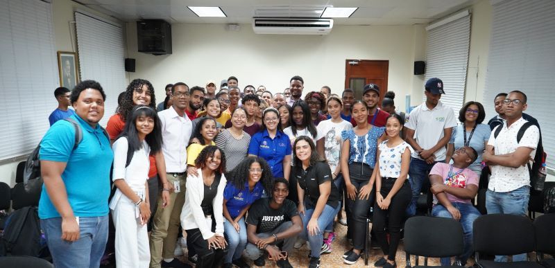 Estudiantes del IEESL reciben charlas de la Cervecería Nacional Dominicana