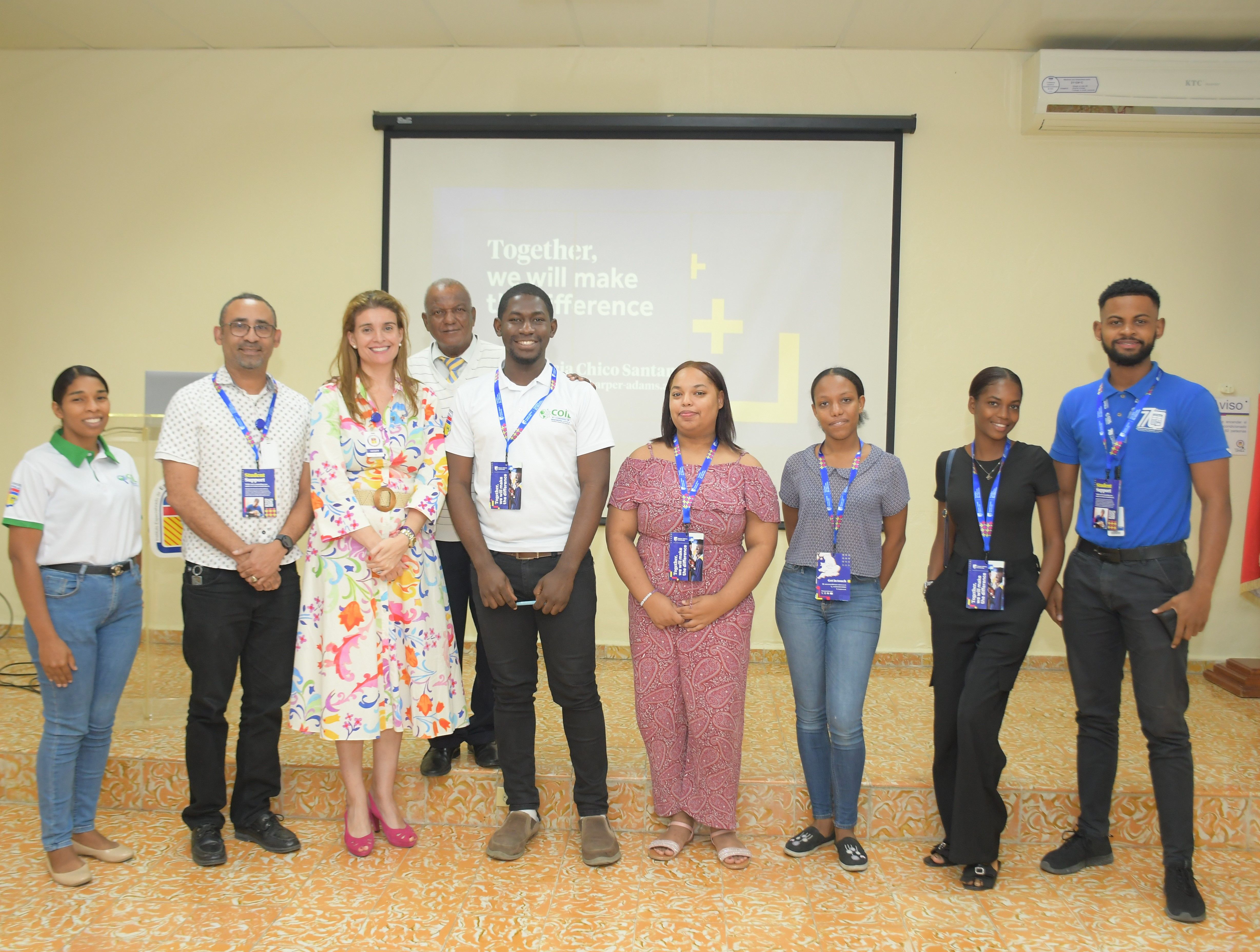 Leticia Chico Santamarta, representante de universidad de Inglaterra, visita el IEESL