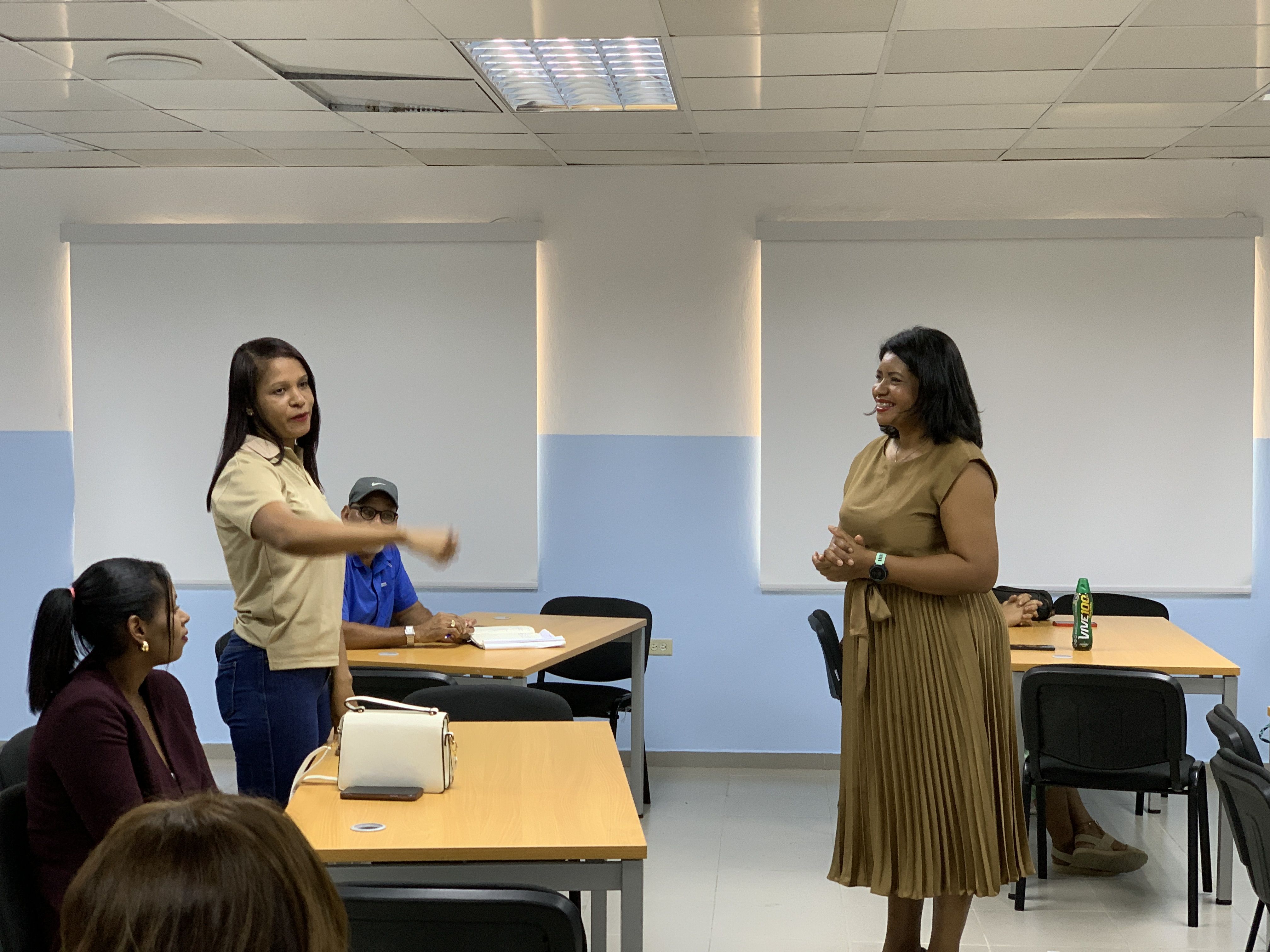 Emprendedores locales participan del taller Experiencia del Cliente 