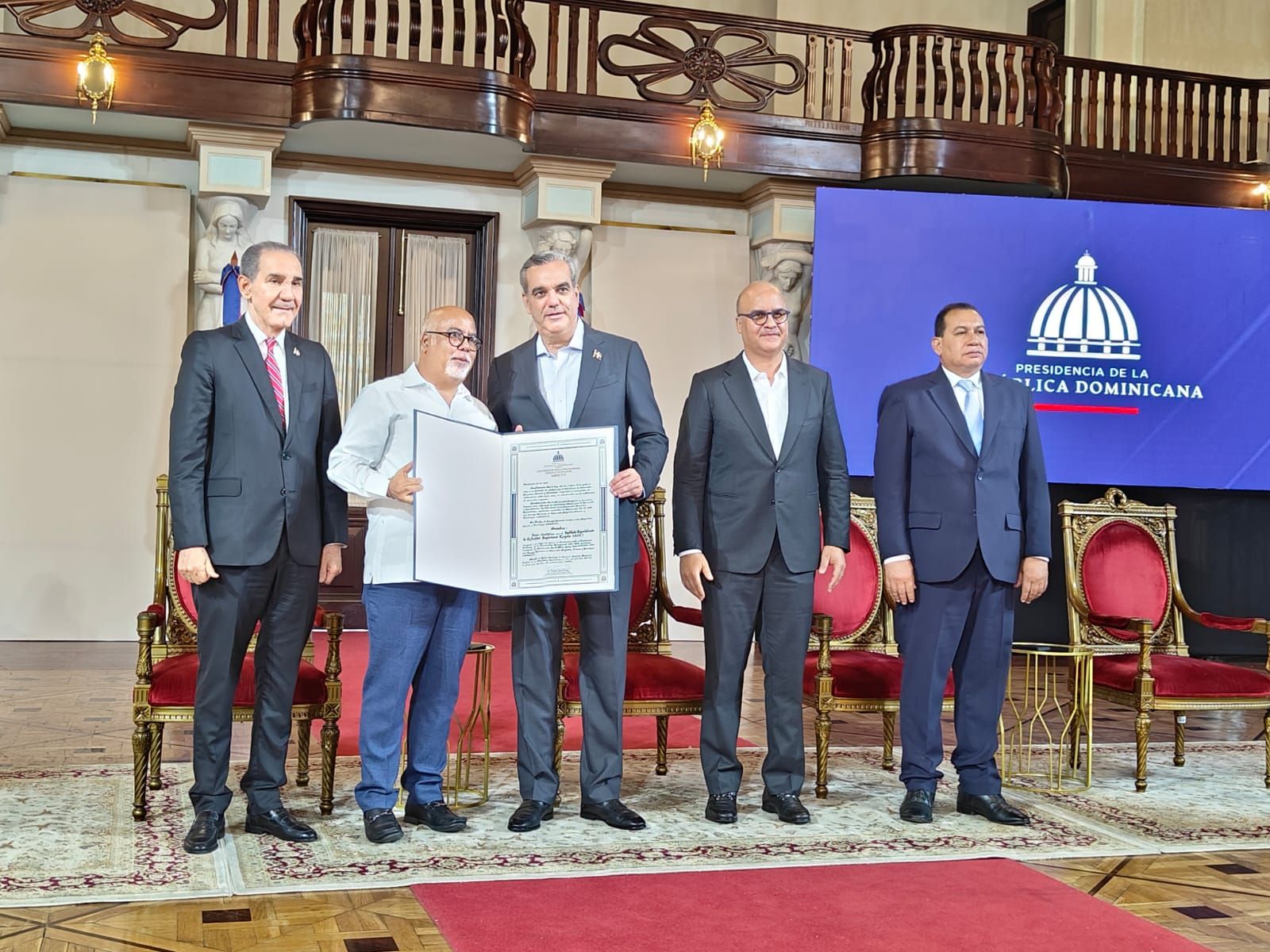 IEESL recibe certificado de evaluación quinquenal de manos de presidente Abinader