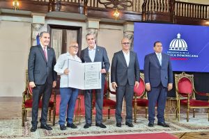 IEESL recibe certificado de evaluación quinquenal de manos de presidente Abinader
