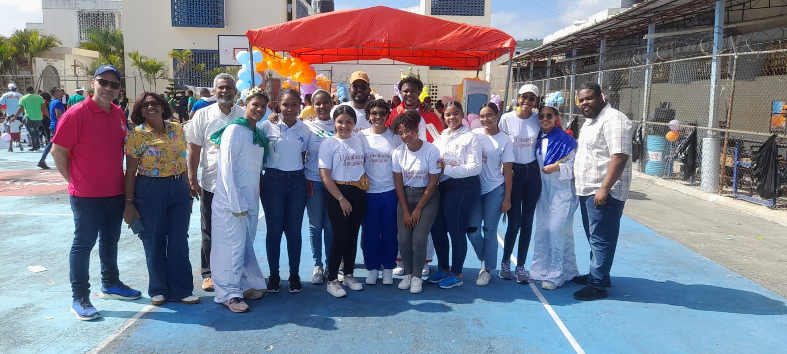 Estudiantes del IEESL llevan juguetes a hijos de internos en Najayo Hombres