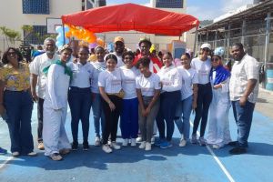 Estudiantes del IEESL llevan juguetes a hijos de internos en Najayo Hombres