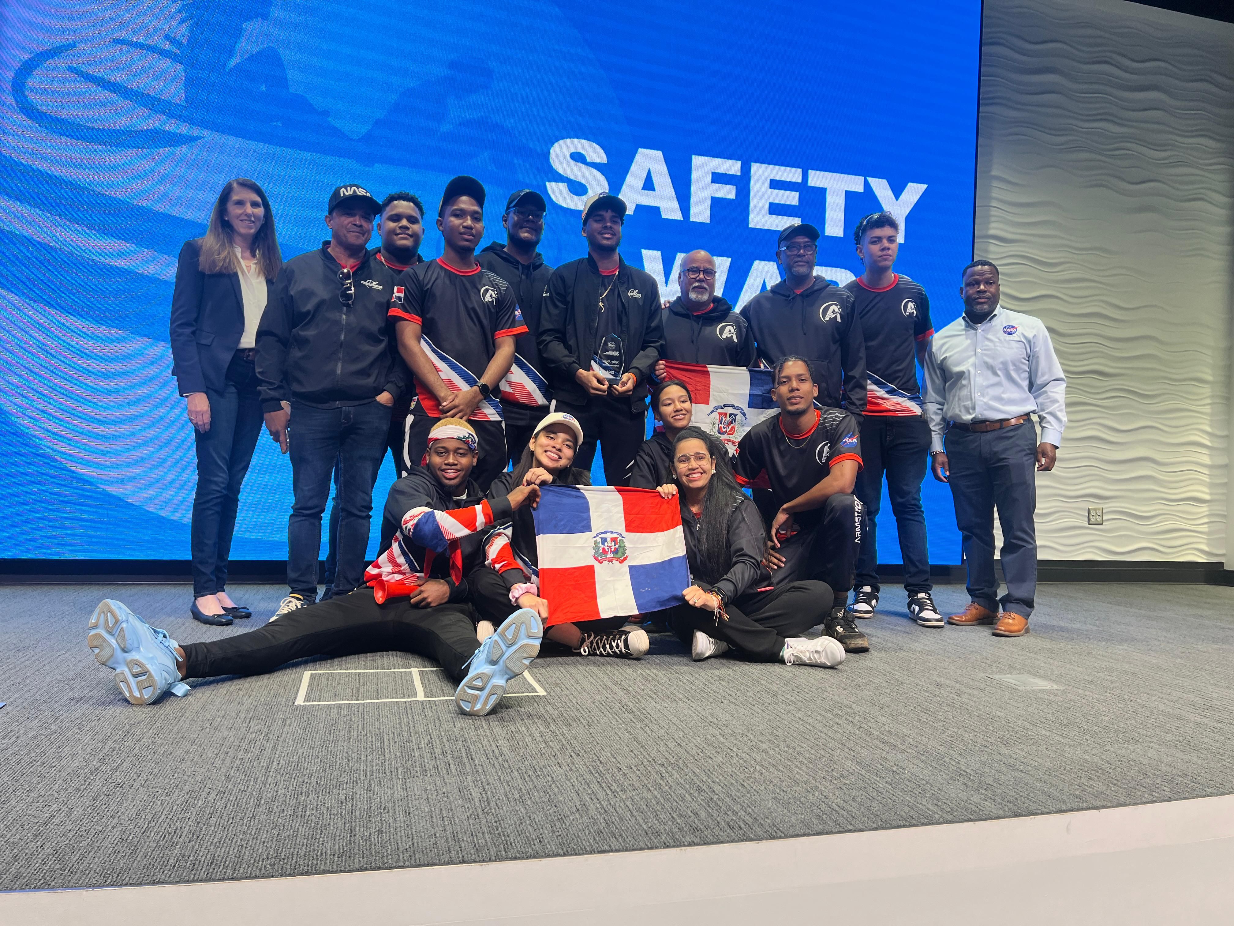 Equipo Armstrong del IEESL obtiene el premio Safety Award en la competencia de la NASA 2024