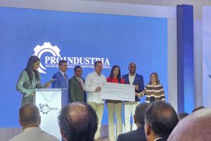 IEESL recibe premio de Proindustria por Innovación Académica