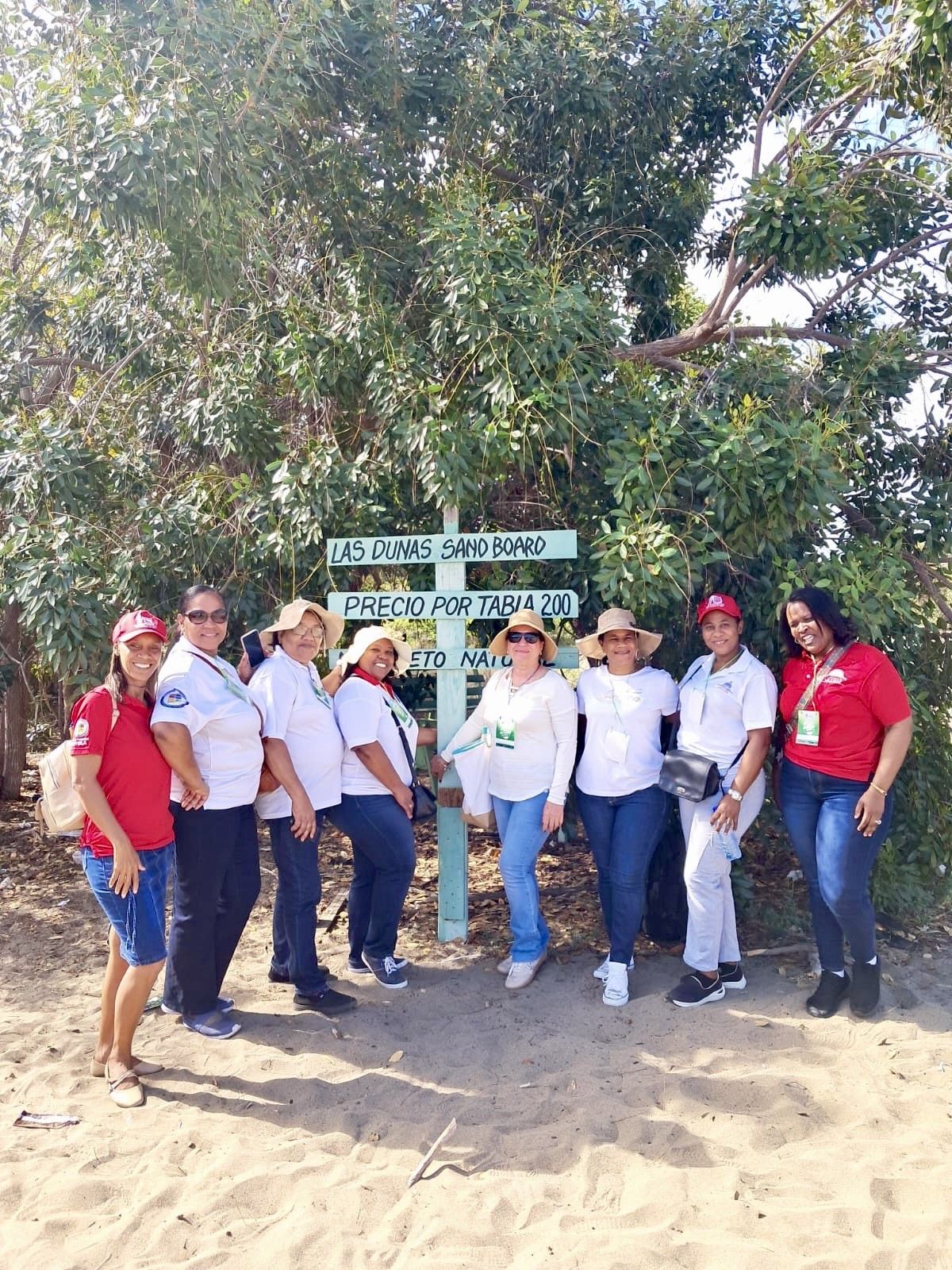 Estudiantes del IEESL realizan visita técnica a las Dunas de Baní para estudiar su ecosistema